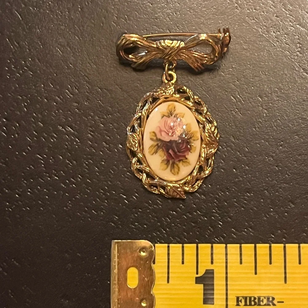 Vintage 1928 Gold and Cream Floral Brooch